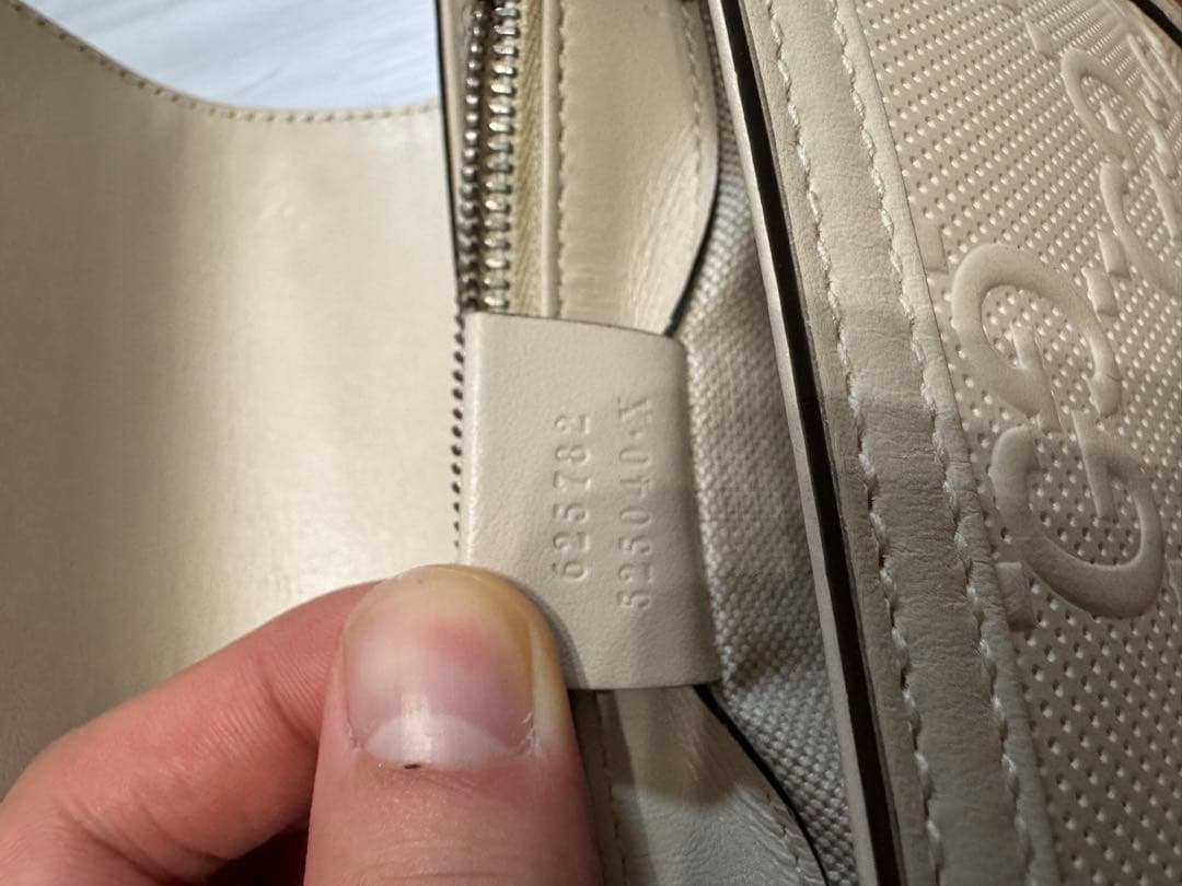 GUCCI メッセンジャーバッグ GGエンボス レザー アイボリー