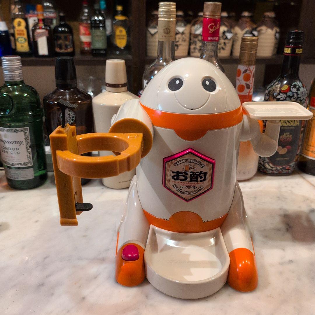 お酒をお酌するロボット （シャクライ君）