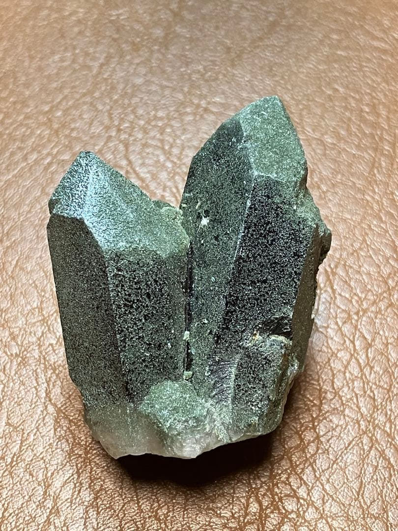 激レア　ガウリシャンカールクローライトオンスモーキークオーツクラスター　約63g