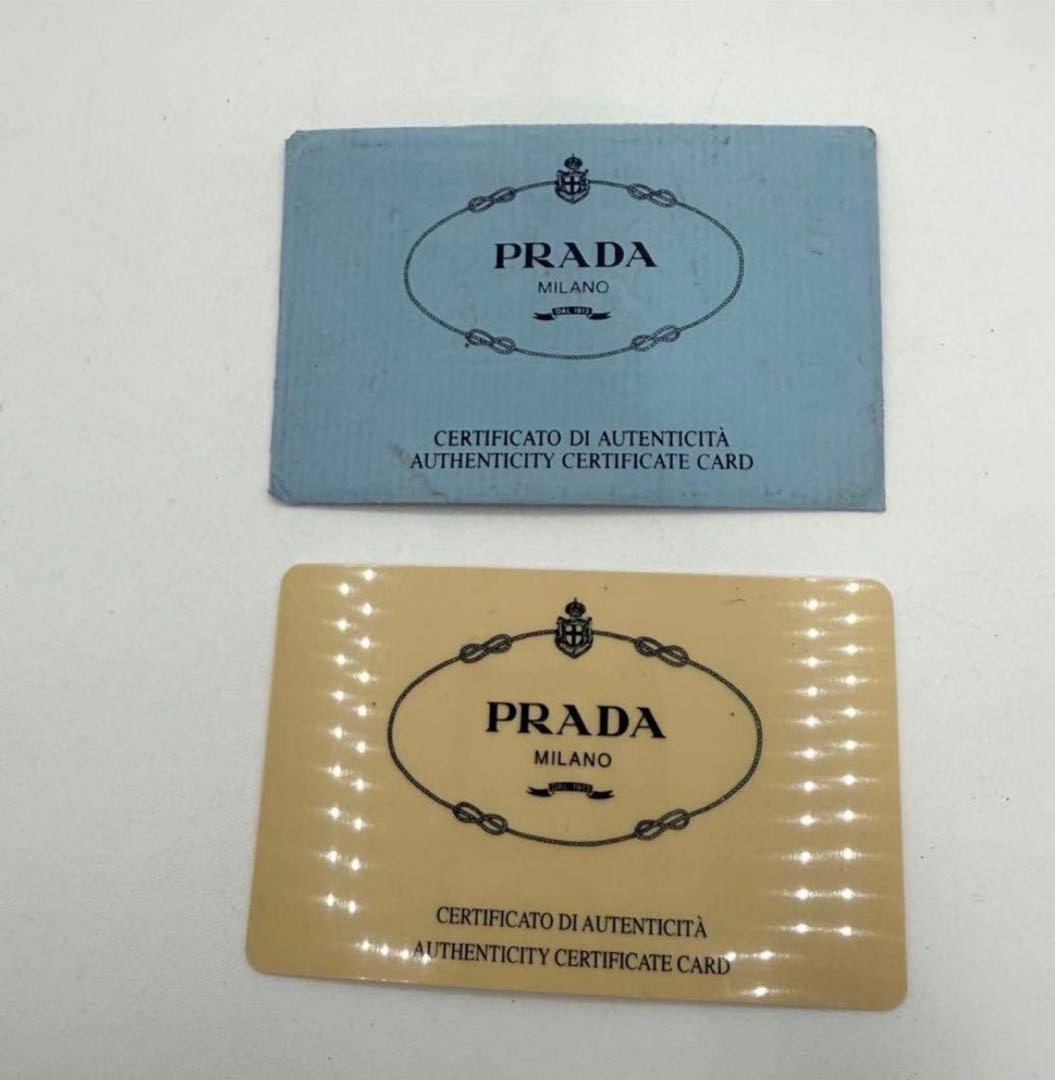 PRADA ブラック レザー 二つ折り財布　三角ロゴプレート