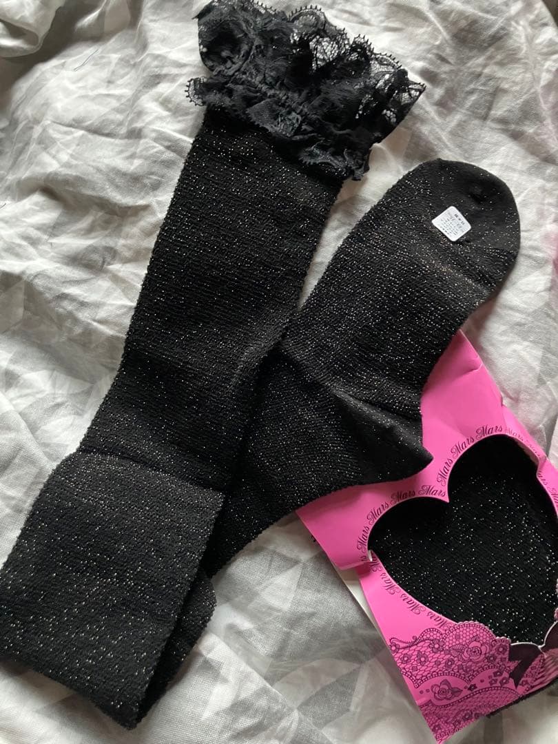 MAARS レースニーハイソックス 黒ラメ&ピンクガーターベルト2点セット新品