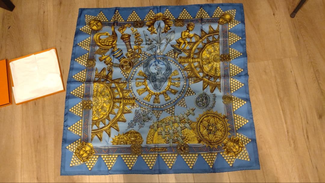 Hermès 　エルメス　シルクスカーフ 青金色