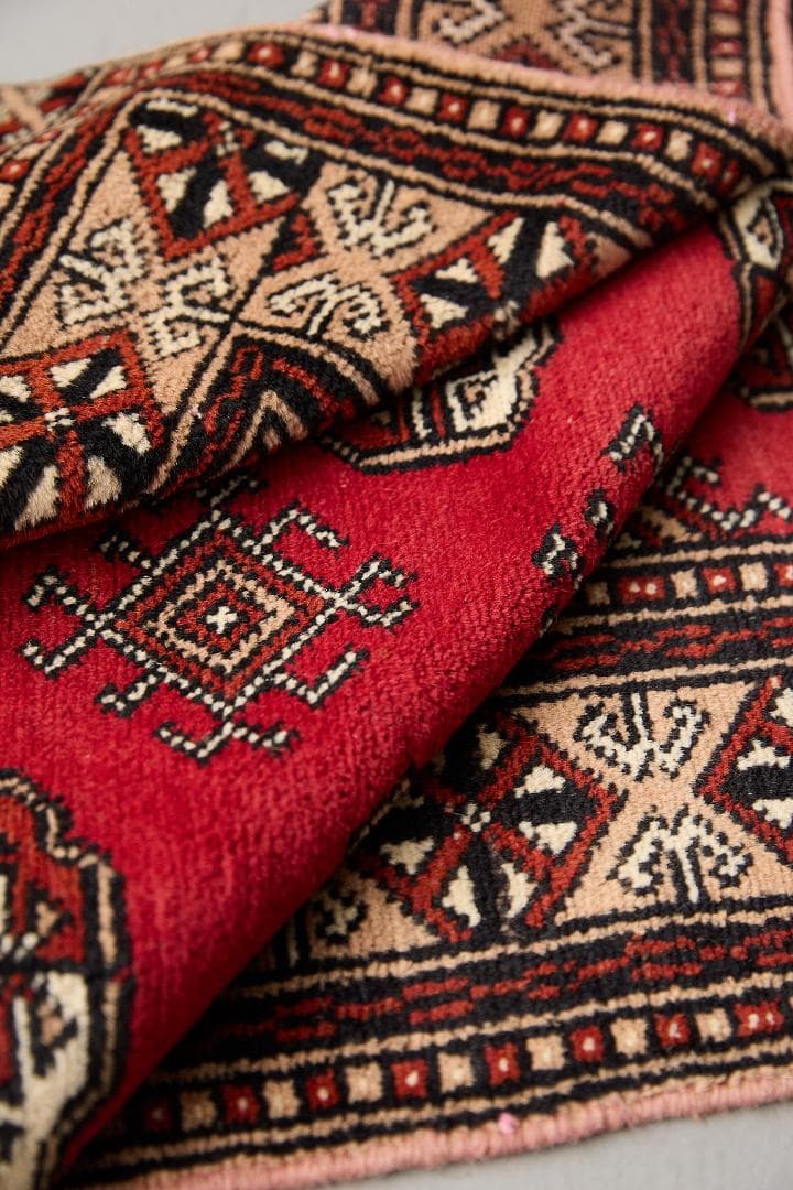 ヴィンテージラグ　トライバルラグ　ラホール産（108×78cm）赤　茶　黒