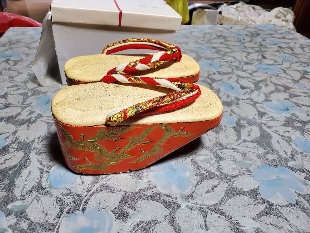 伝統的な赤と白の草履