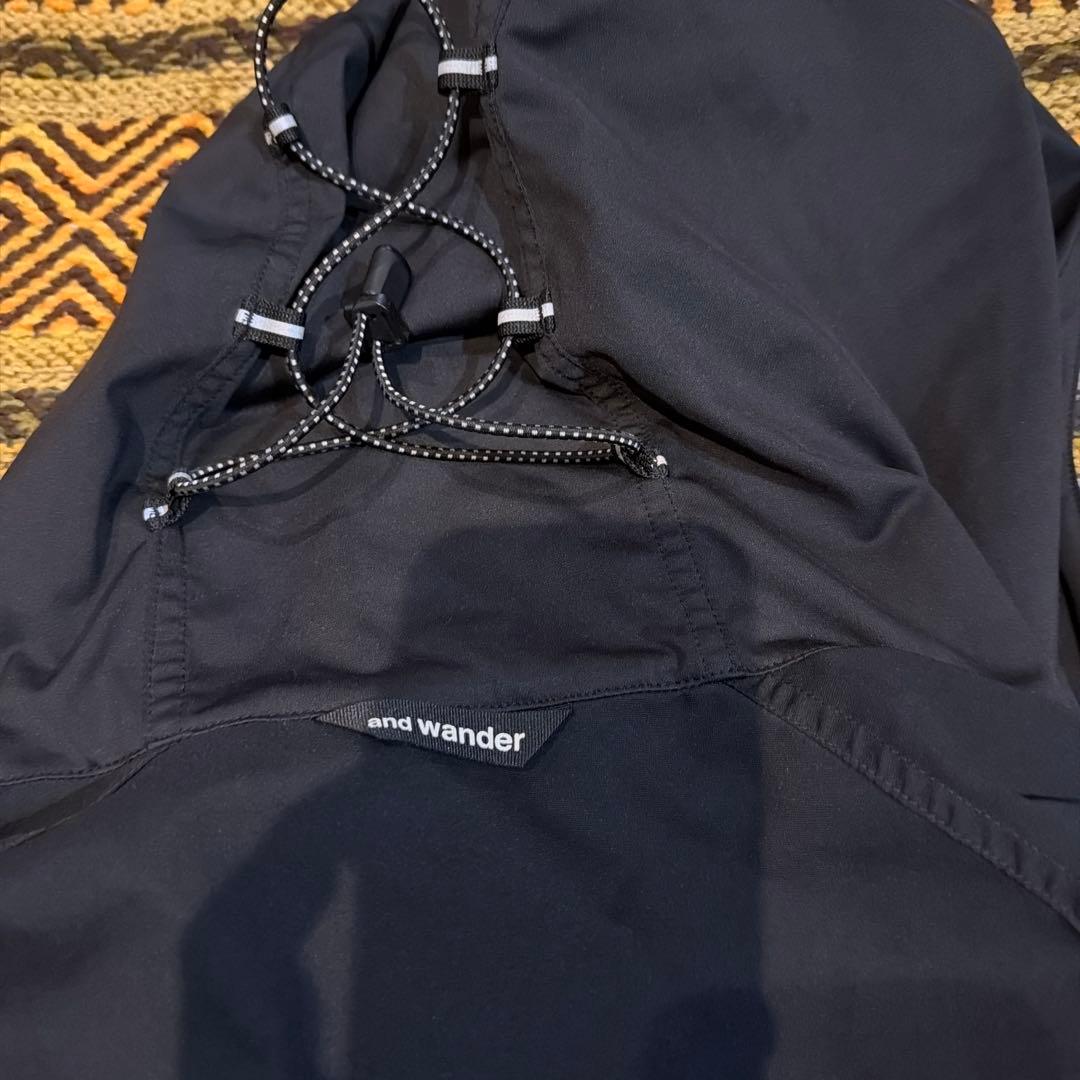 アンドワンダー and wander ブラック マウンテンパーカー
