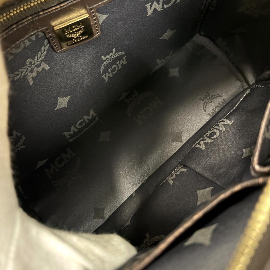 【希少】☆極美品☆ MCM　パイソン柄リュック　スタッズ付　ヴィセトス