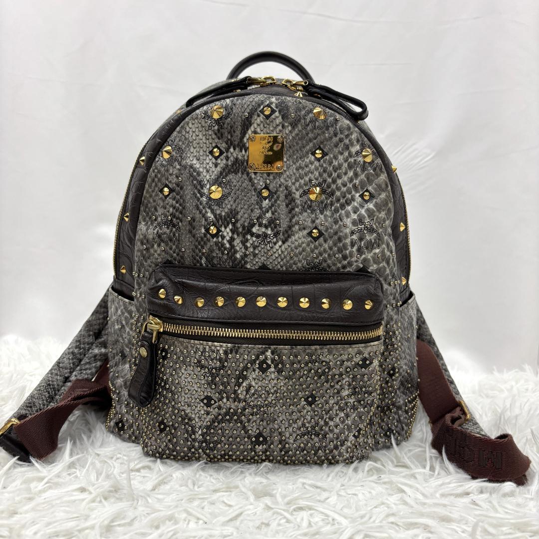 【希少】☆極美品☆ MCM　パイソン柄リュック　スタッズ付　ヴィセトス