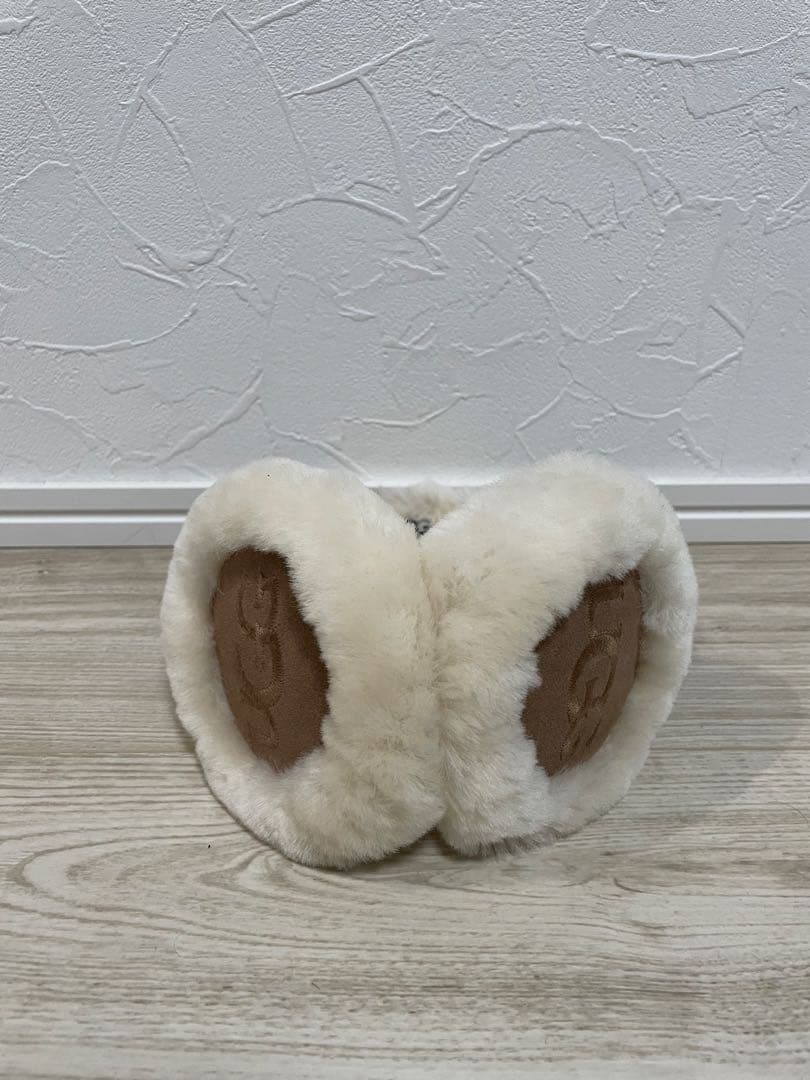 UGG クリーム色ファーイヤーマフ