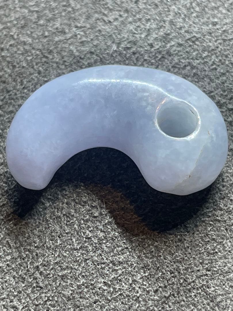 古墳時代　ラベンダー翡翠勾玉　出土品