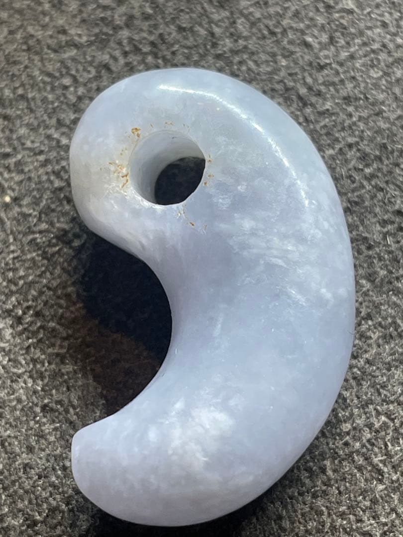 古墳時代　ラベンダー翡翠勾玉　出土品