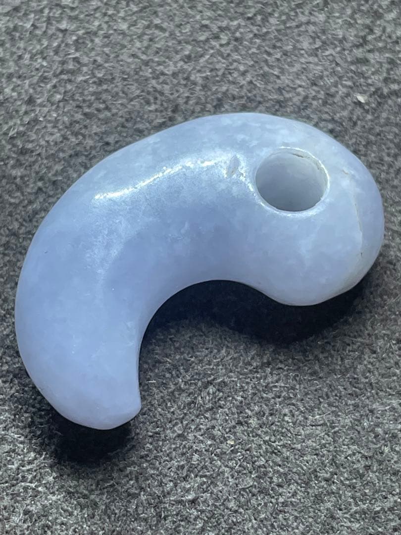 古墳時代　ラベンダー翡翠勾玉　出土品