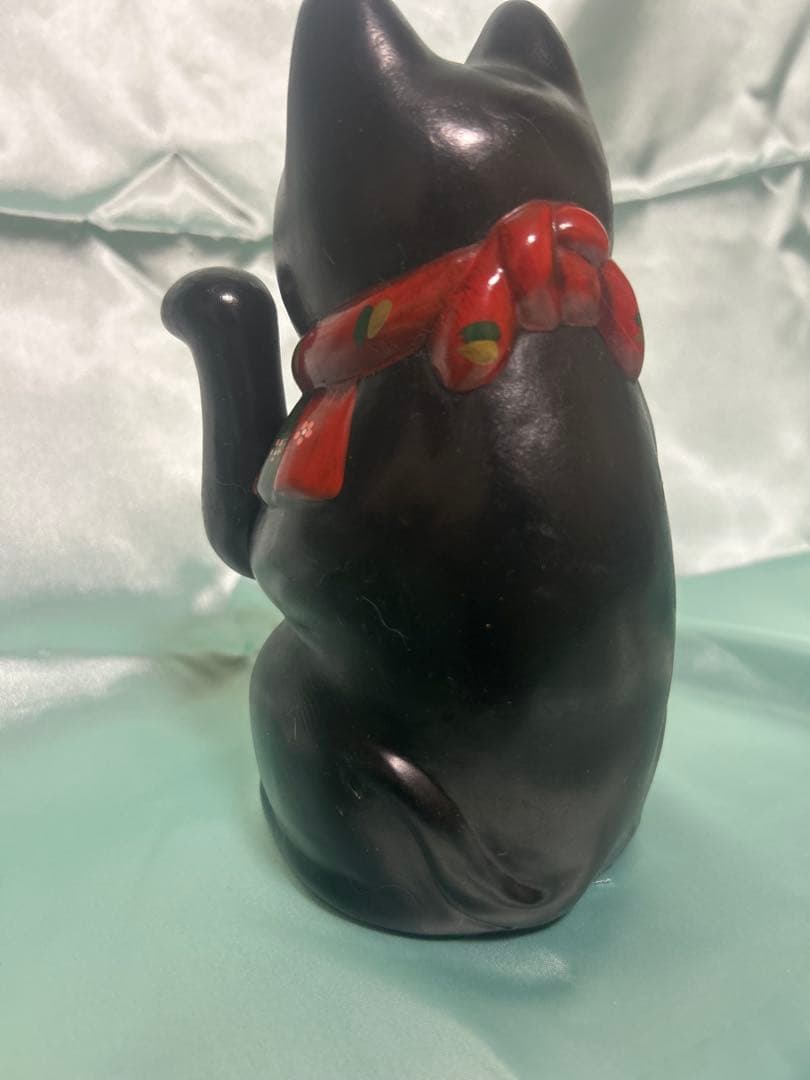 瀬戸焼　黒猫の陶器製置物 赤いスカーフ　「古色大正猫」