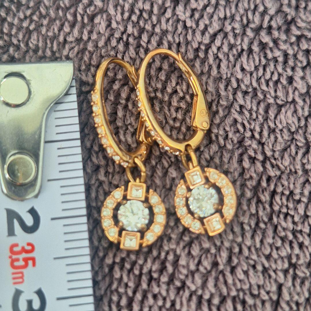 スワロフスキー Swarovski ピアス