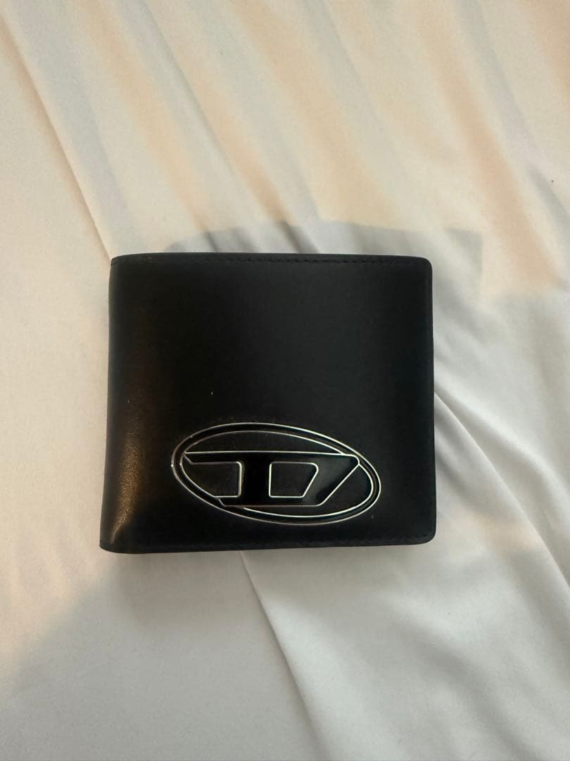 DIESEL黒のレザー二つ折り財布 ロゴ入り