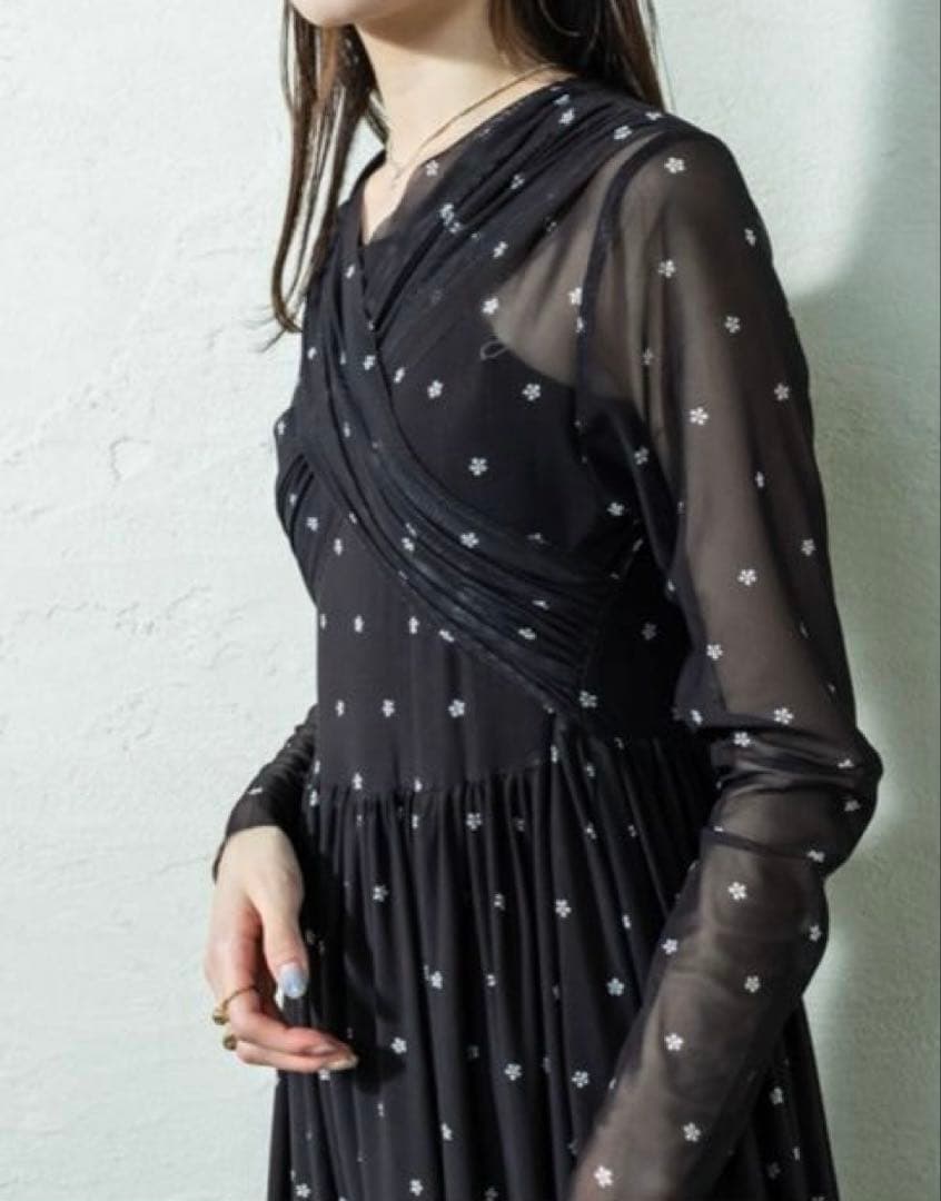 新品未使用タグ付き mystic 花柄プリントクロスワンピース ブラック