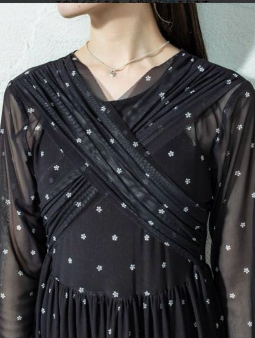 新品未使用タグ付き mystic 花柄プリントクロスワンピース ブラック