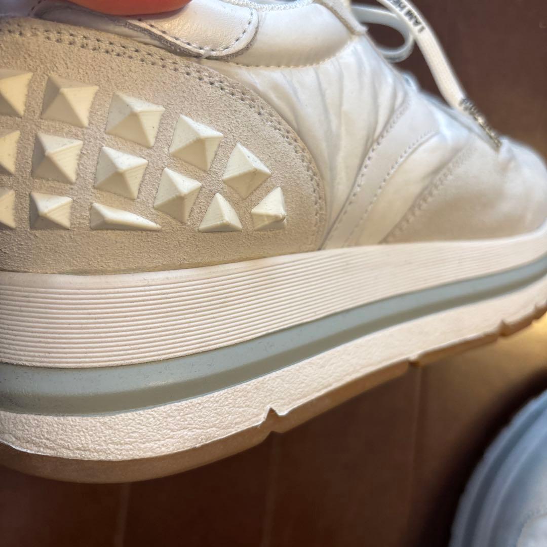 VOILE BLANCHE スタッズ付きホワイトスニーカー