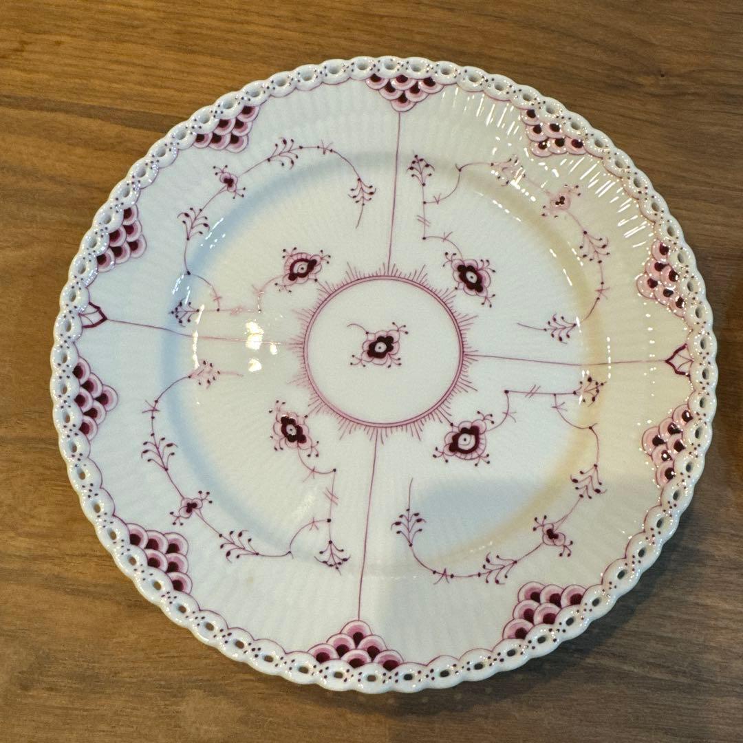 ロイヤルコペーンハーゲンフルレースバーガンディプレート2枚セット、。