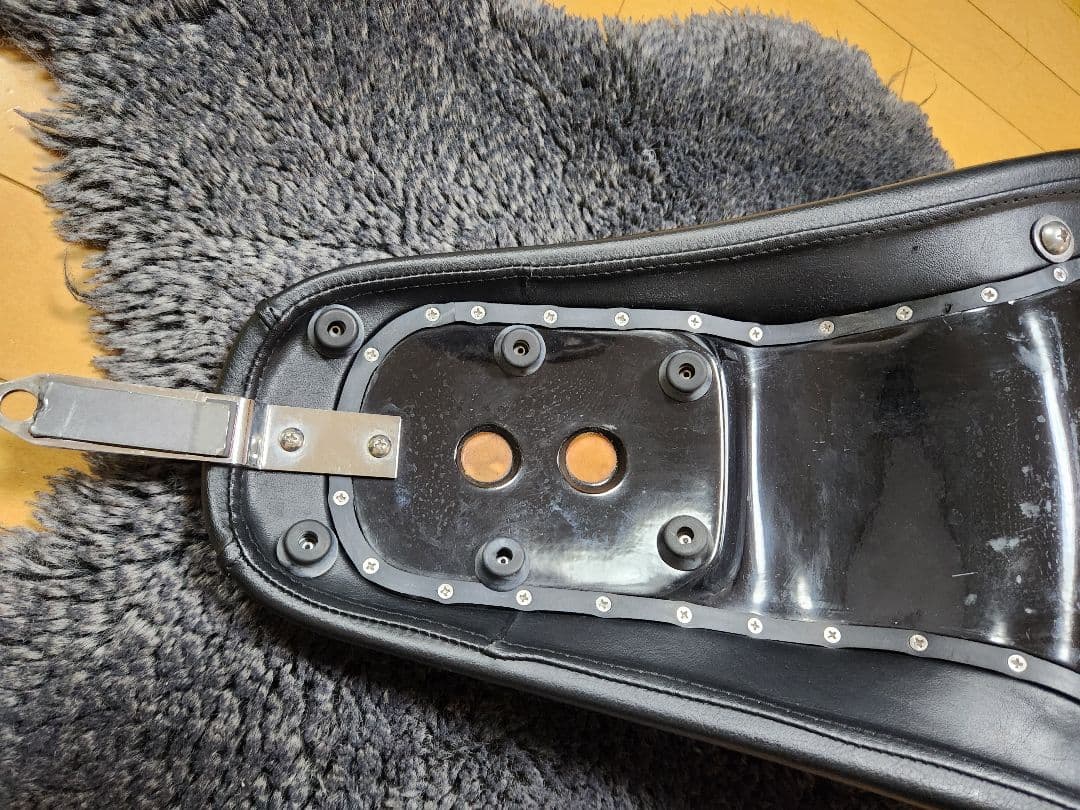 ハーレーダビッドソン　KandH バイクシート 黒 レザー ストライプデザイン