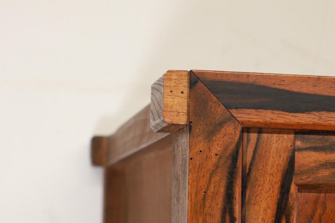 BE922 時代家具　黒柿貼　水屋箪笥　茶箪笥　欅扉　食器棚