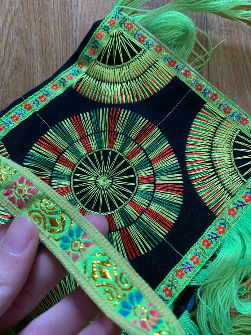 *ベトナムの少数民族ヌン族（Nùng）**の 伝統的な手刺繍の布バッグです。