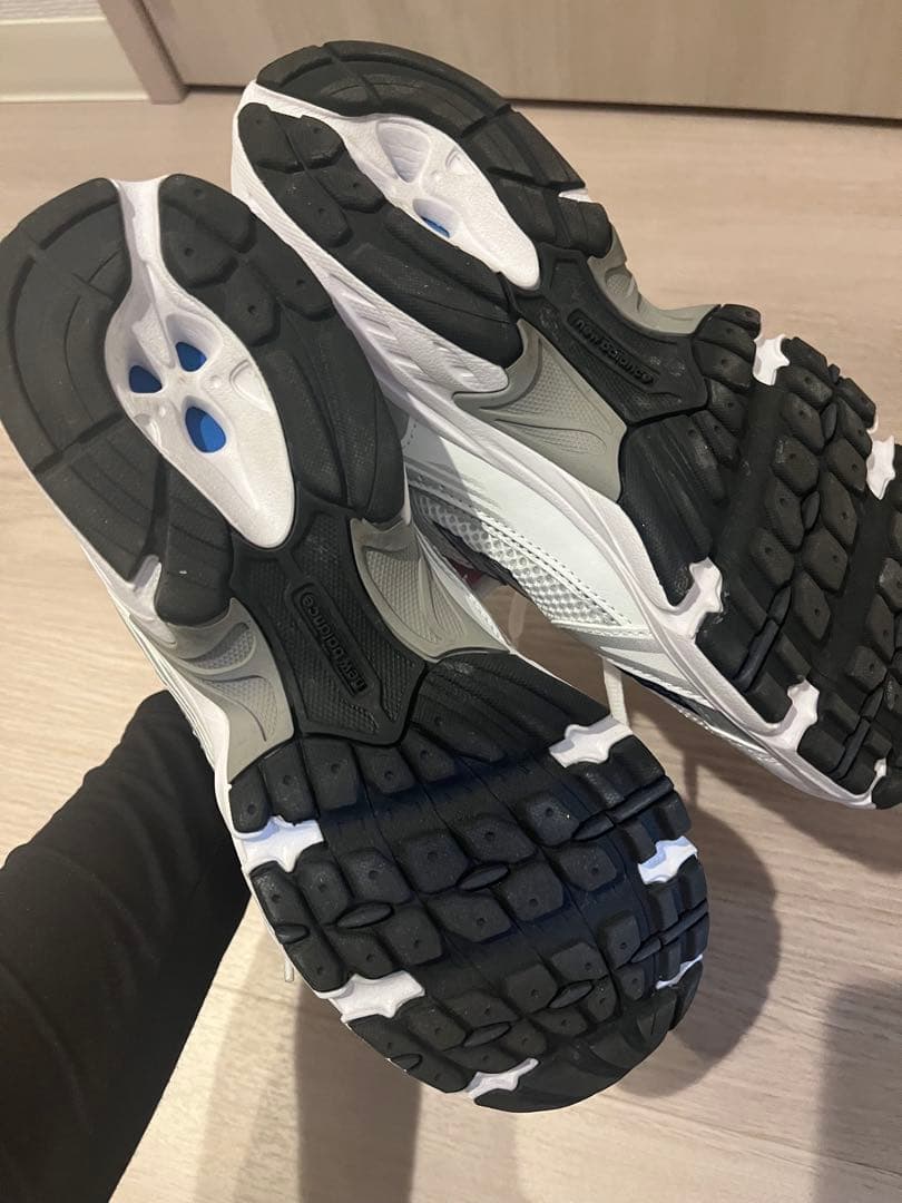 ニューバランス　スニーカー　シルバー　グレー　ホワイト