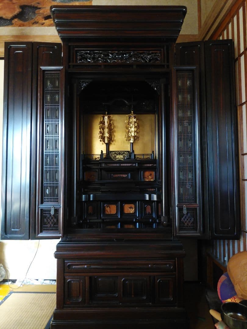 黒檀のお仏壇と仏具各種、漆塗り絹張り手描き絵お盆提灯(みのじ製岐阜提灯)一対