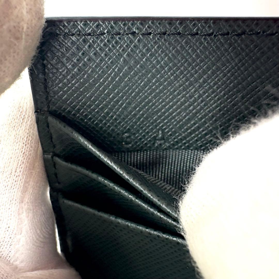 【美品】PRADA マネークリップ　二つ折り　札入れ　サフィアーノ　ロゴ金具