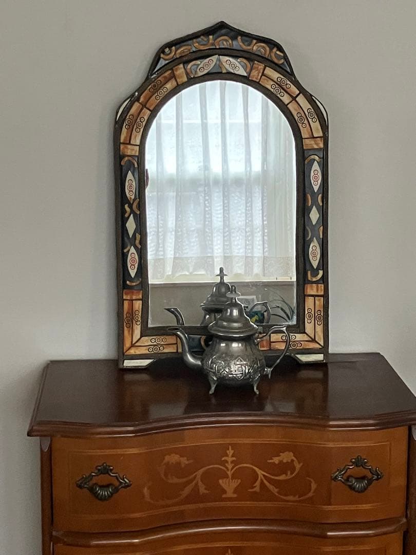 モロッコ　装飾的アーチ型壁掛けミラー
