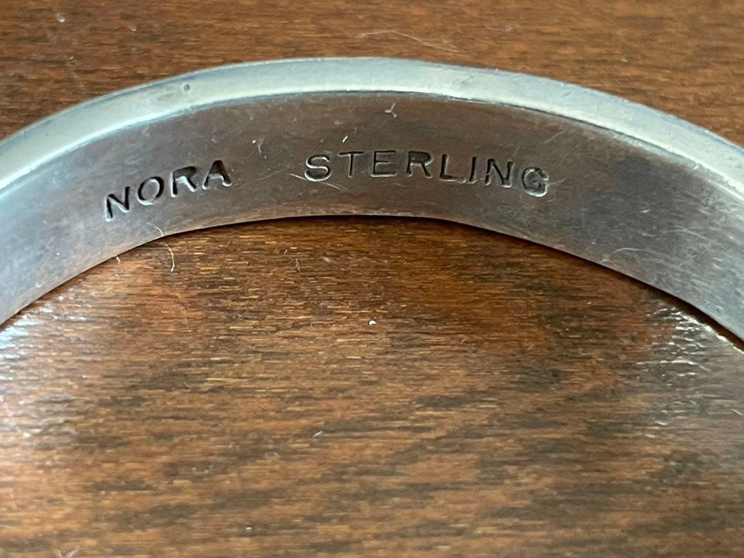 ナバホ族　NORA BILL ノラビル バングル　インディアンジュエリーバングル