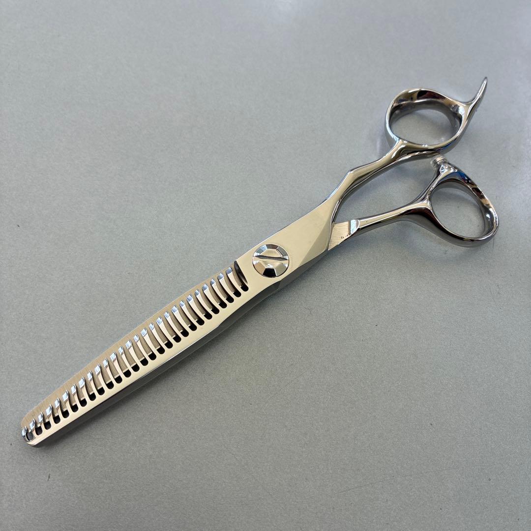 ６インチセニングシザー 10%~15% 抜けが良くカットラインが付きにくい