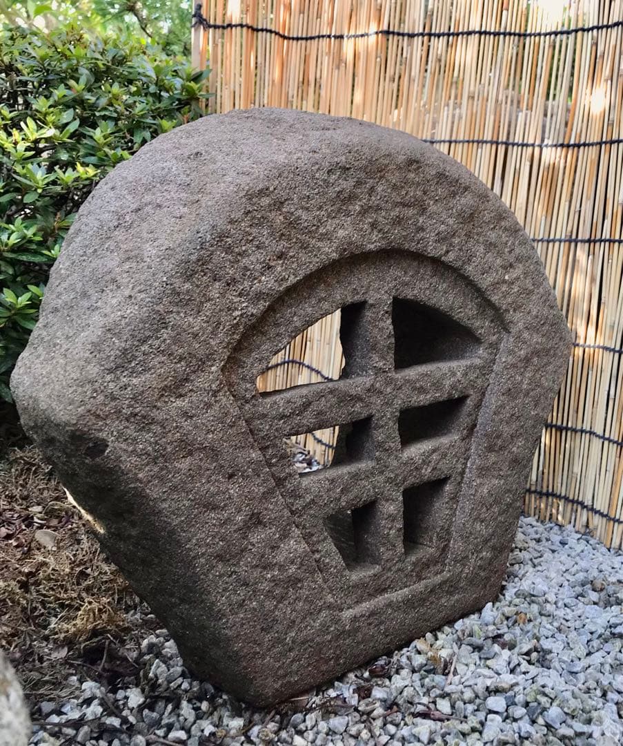 【天然自然石・扇型石灯篭・オブジェ・坪庭灯篭・足元灯篭】庭石・置物・ガーデニング
