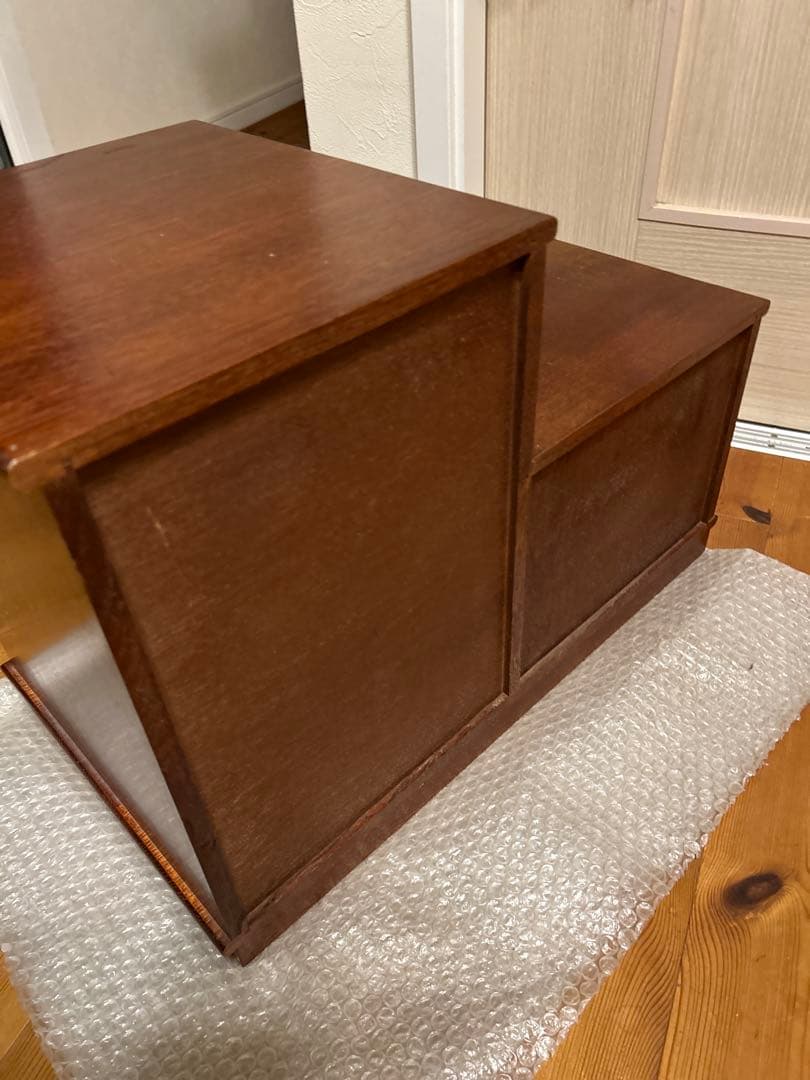 アンティーク　段違い　木製キャビネット ガラス扉付き 小引き出し3段