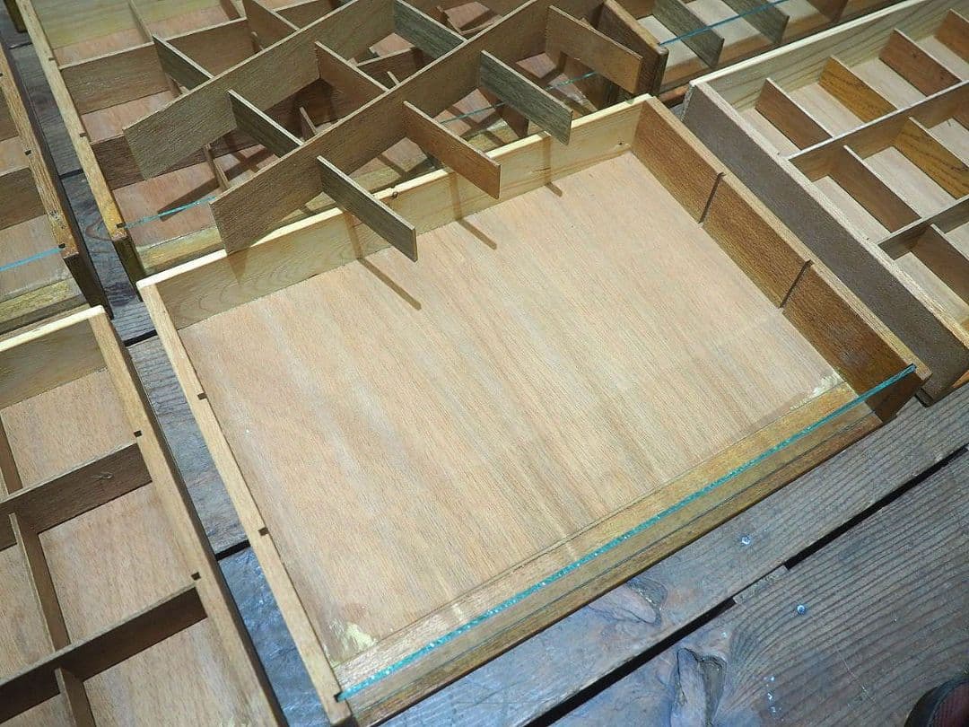 1410 ②レトロなミシン糸のガラスケース　収納棚　コレクション　ヴィンテージ