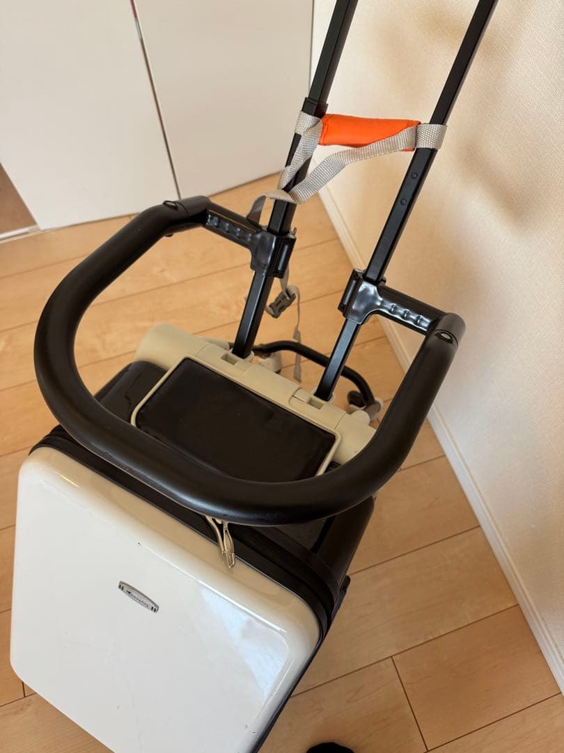 スーツケース　子供が乗れるキャリーケース クッション付 ホワイト