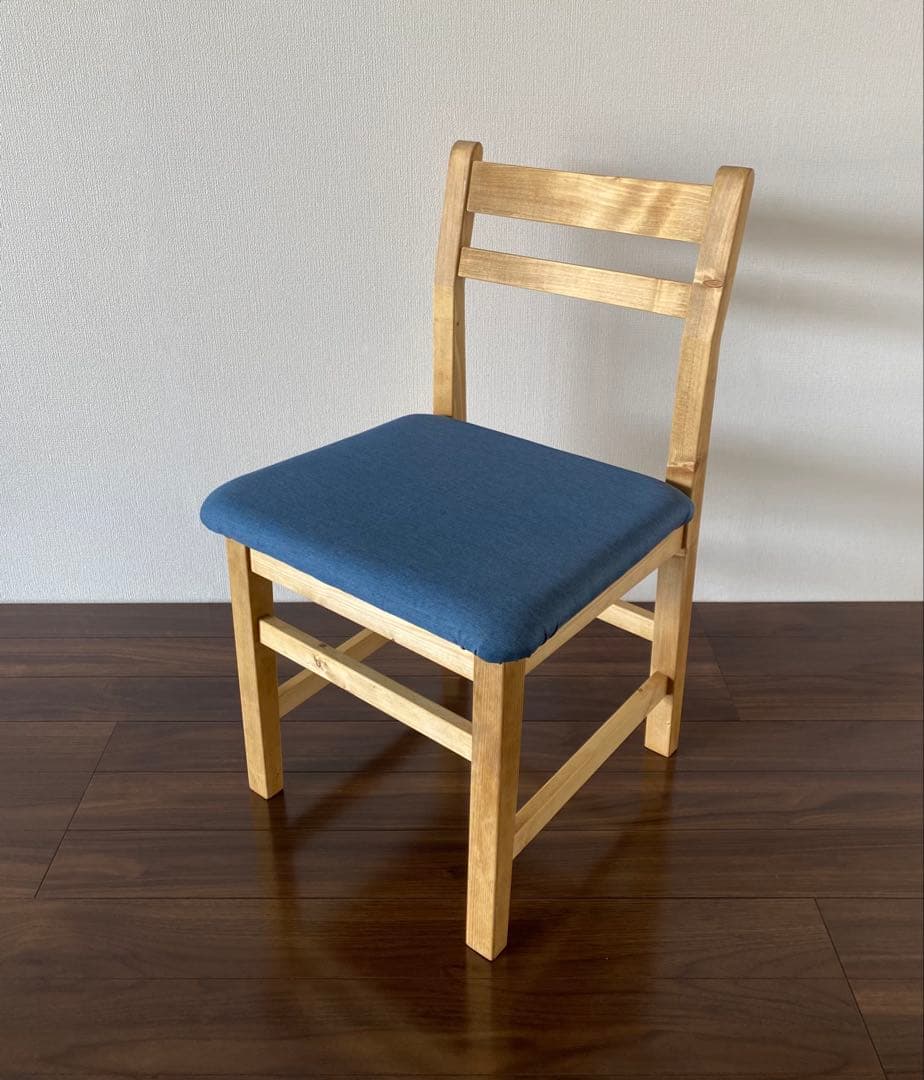 北欧スタイルの椅子(ブルー)