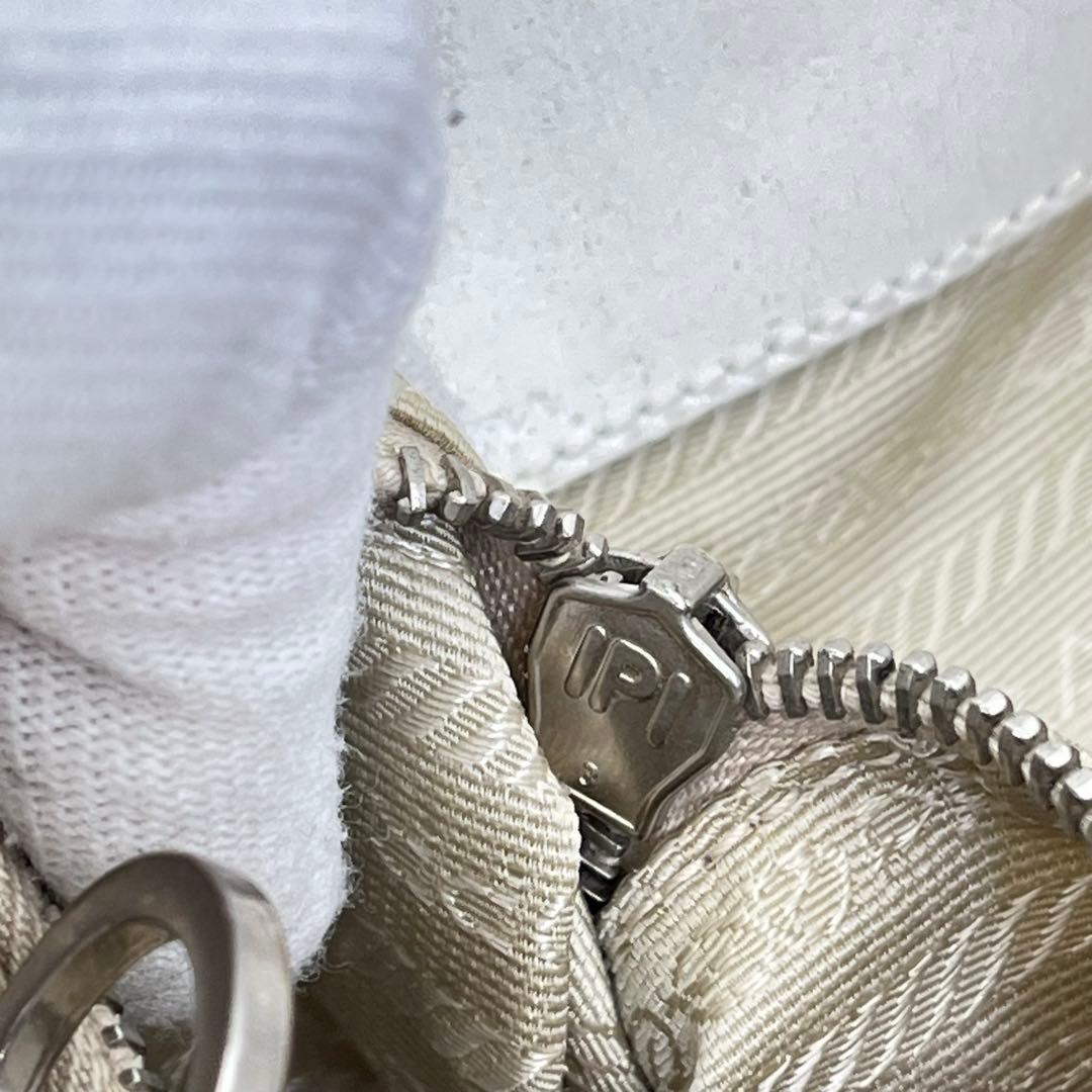 PRADA トートバッグ 肩掛け トライアングルロゴ パンチングレザー 白