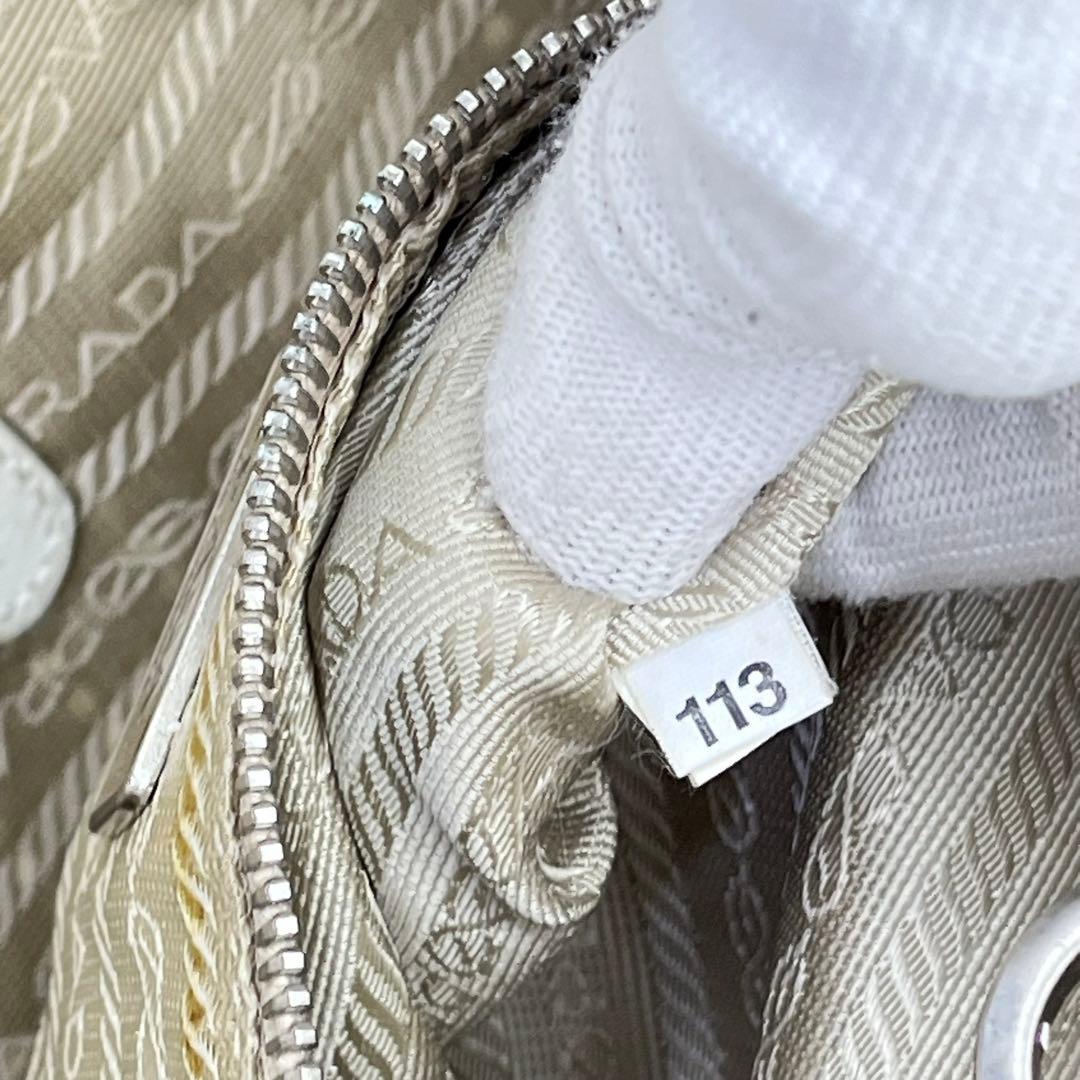 PRADA トートバッグ 肩掛け トライアングルロゴ パンチングレザー 白