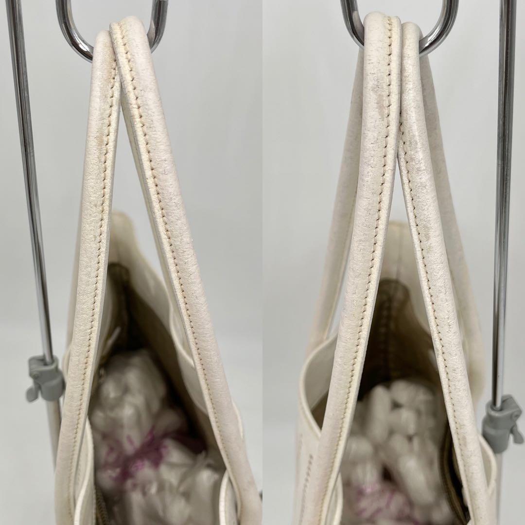 PRADA トートバッグ 肩掛け トライアングルロゴ パンチングレザー 白