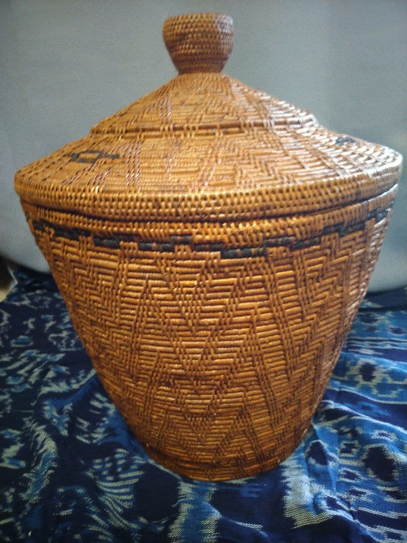 アタ製　蓋付きつぼ型バスケット（大サイズ・模様編み・黒モチーフ）