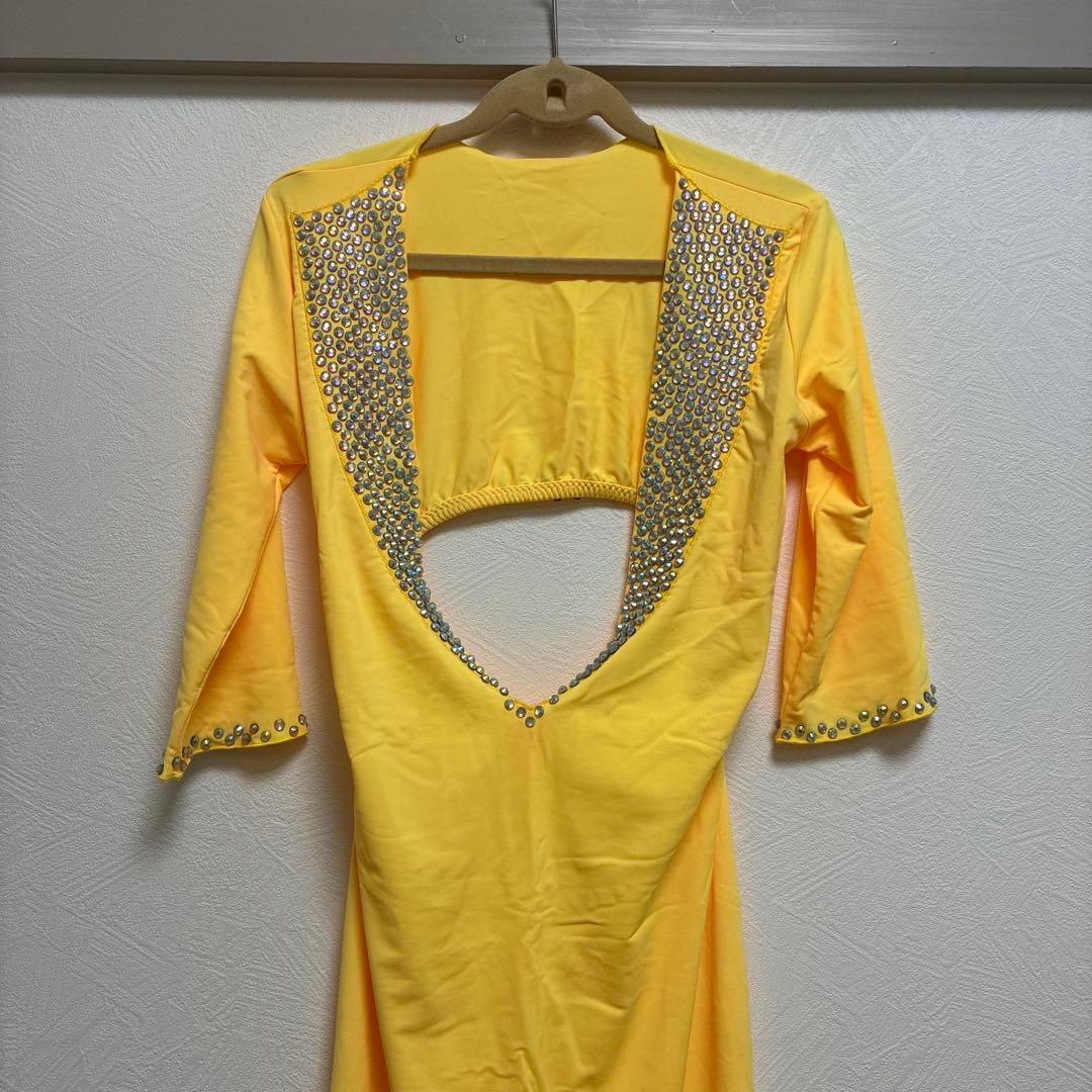 スフェルブティックバラディドレス　ブラベルト、ヘアバンド付き