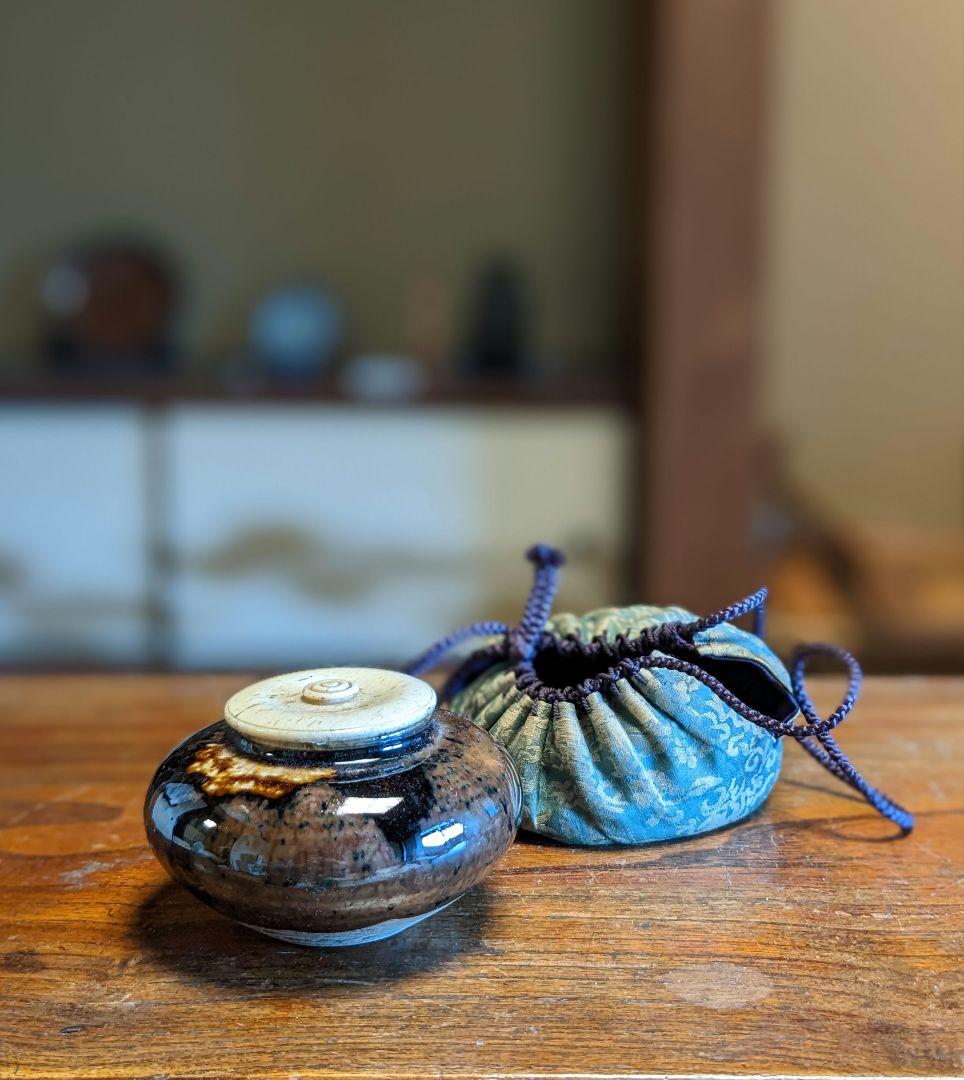〈濃茶用の茶入れ〉小さな陶の器・蓋付き