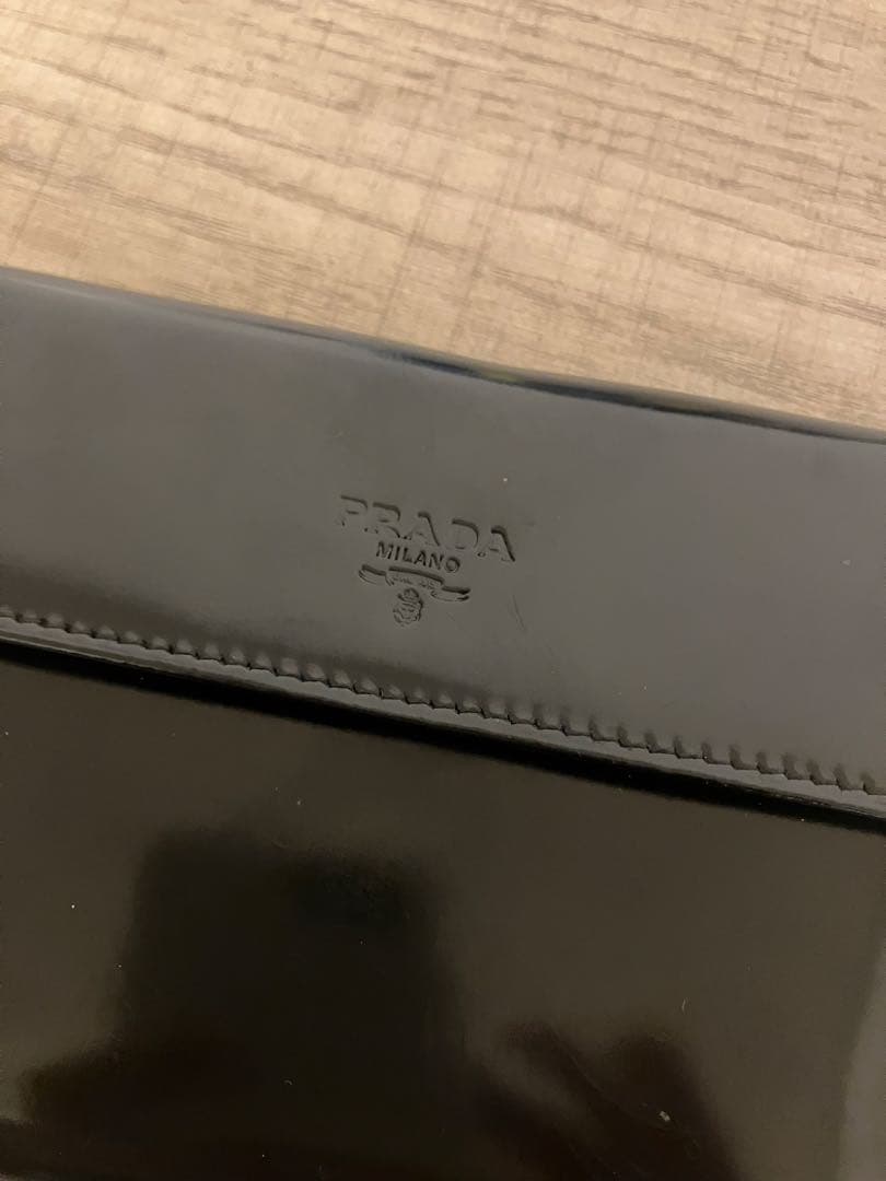 プラダ　パテント　折り財布　がま口