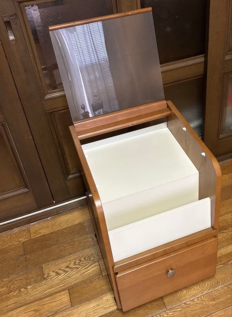 カリモク　マガジンラック　チェスト　小物　モダンデザイン　キャスター付き