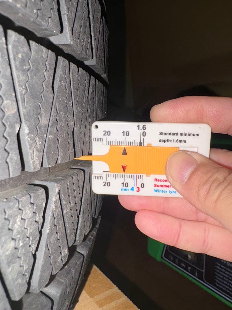 ランドクルーザー スタッドレス　ホイール付き