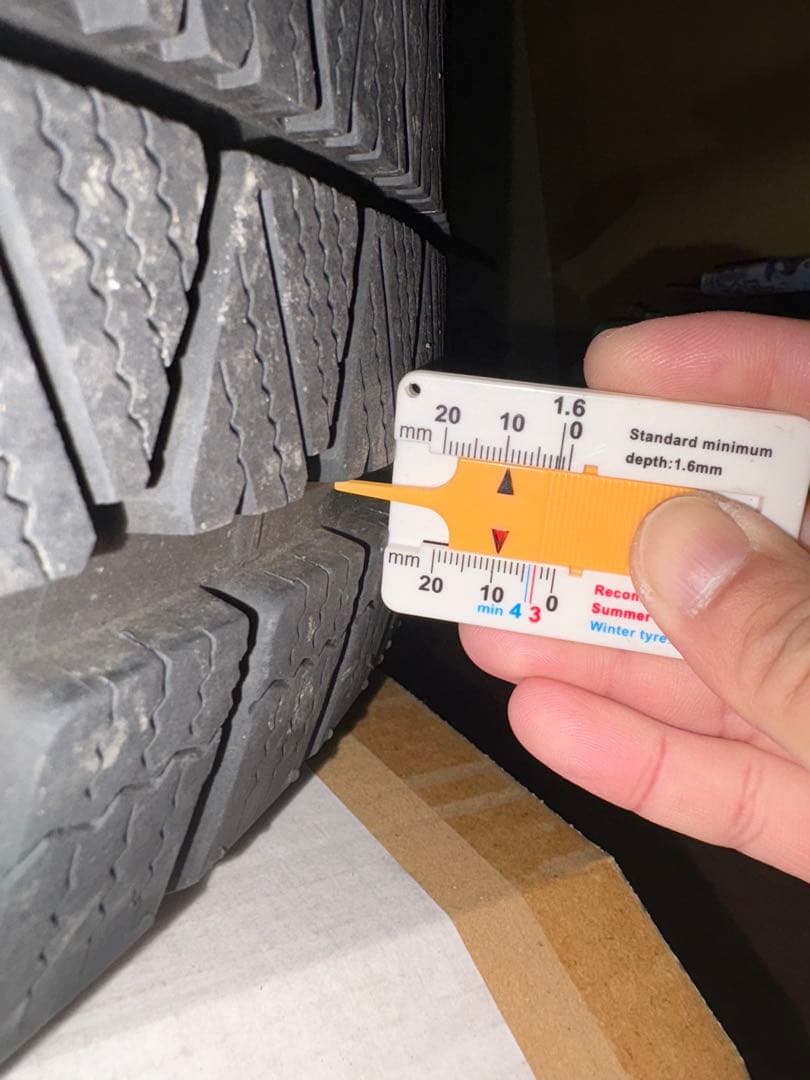 ランドクルーザー スタッドレス　ホイール付き