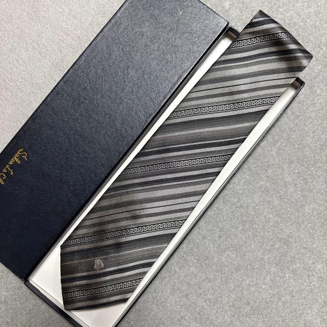 未使用　ヴェルサーチ　ネクタイ　グレー　ストライプ　メデューサ　グレカジャガード