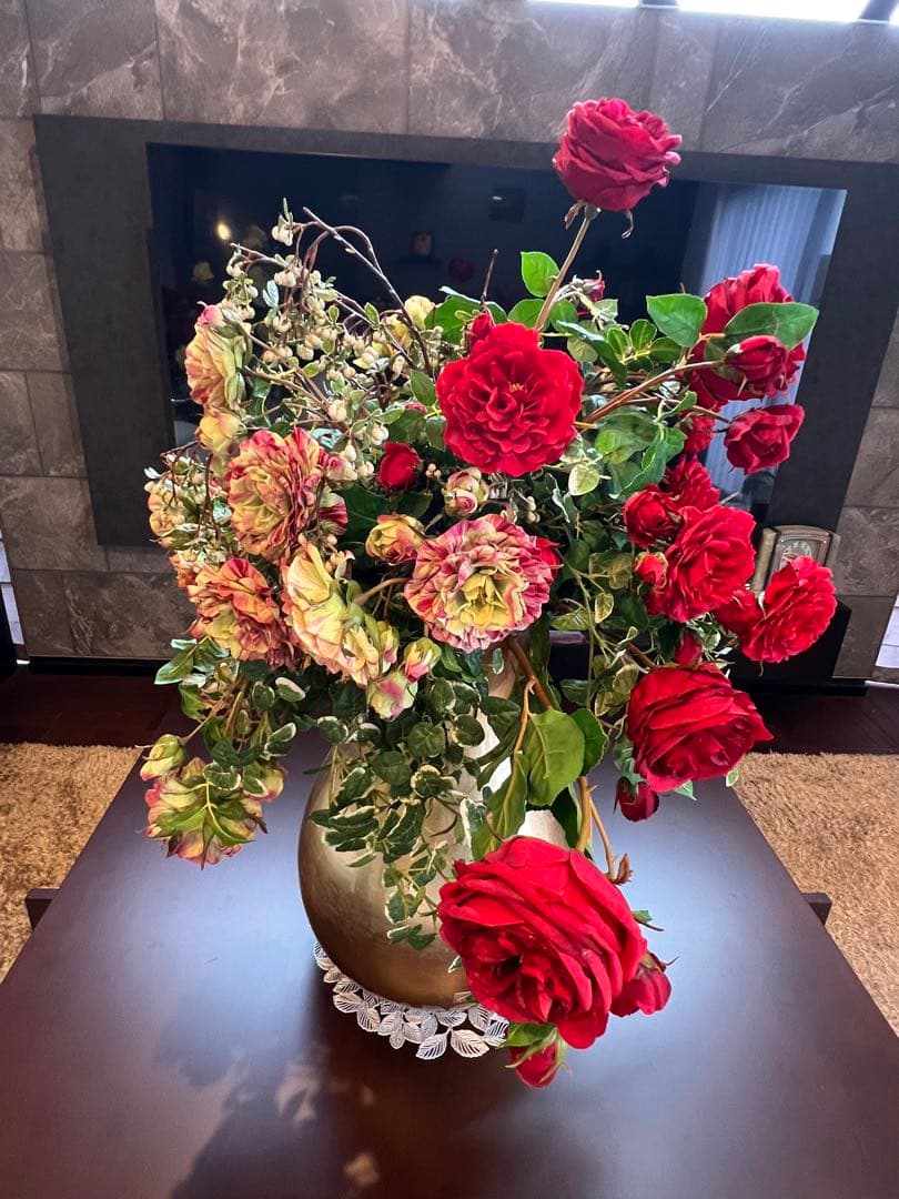 【美品】巨大エミリオロバ　赤いバラの豪華なアレンジメント