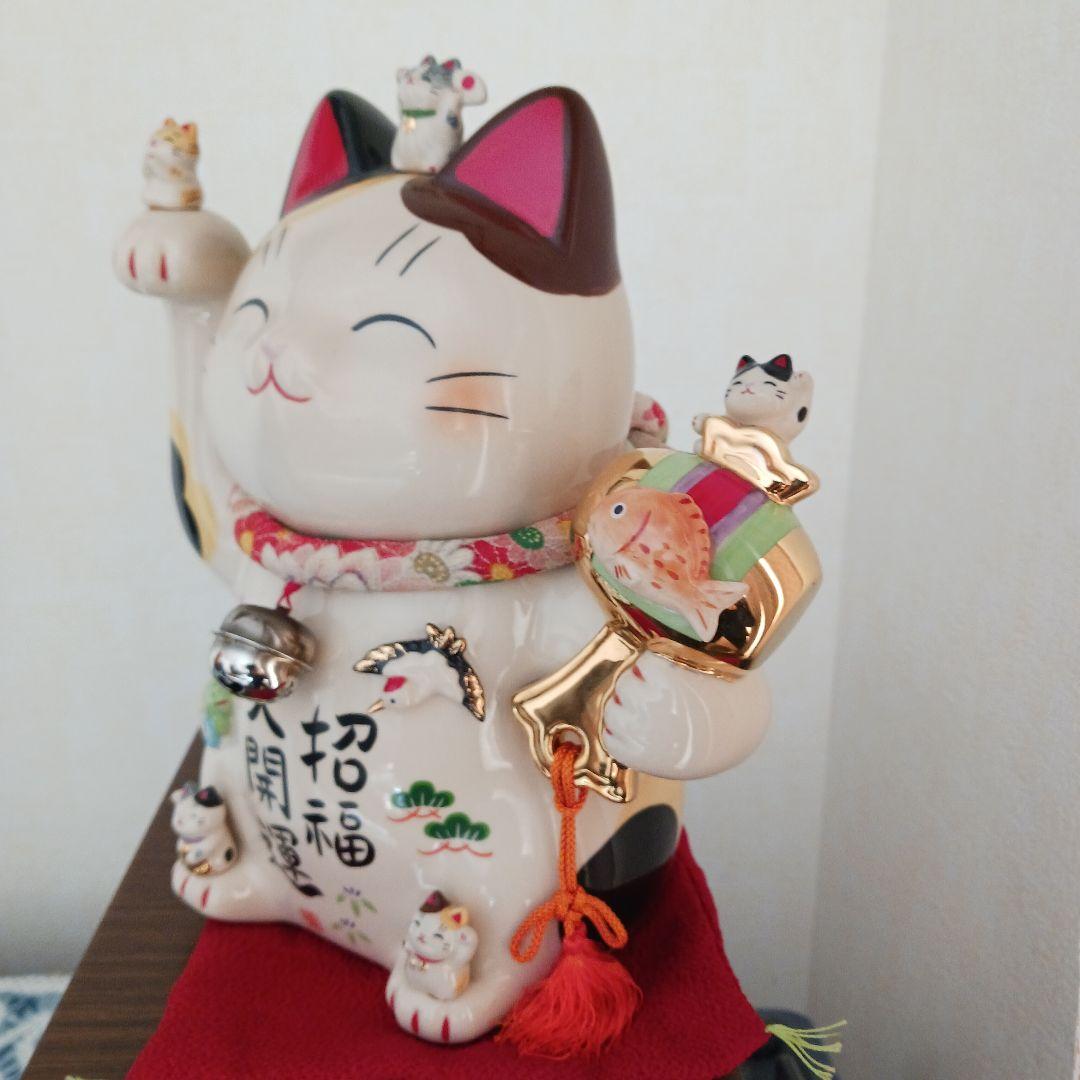 薬師窯 彩絵 招福大開運招き猫 (ちりめん 首輪.座布団付き) 置物