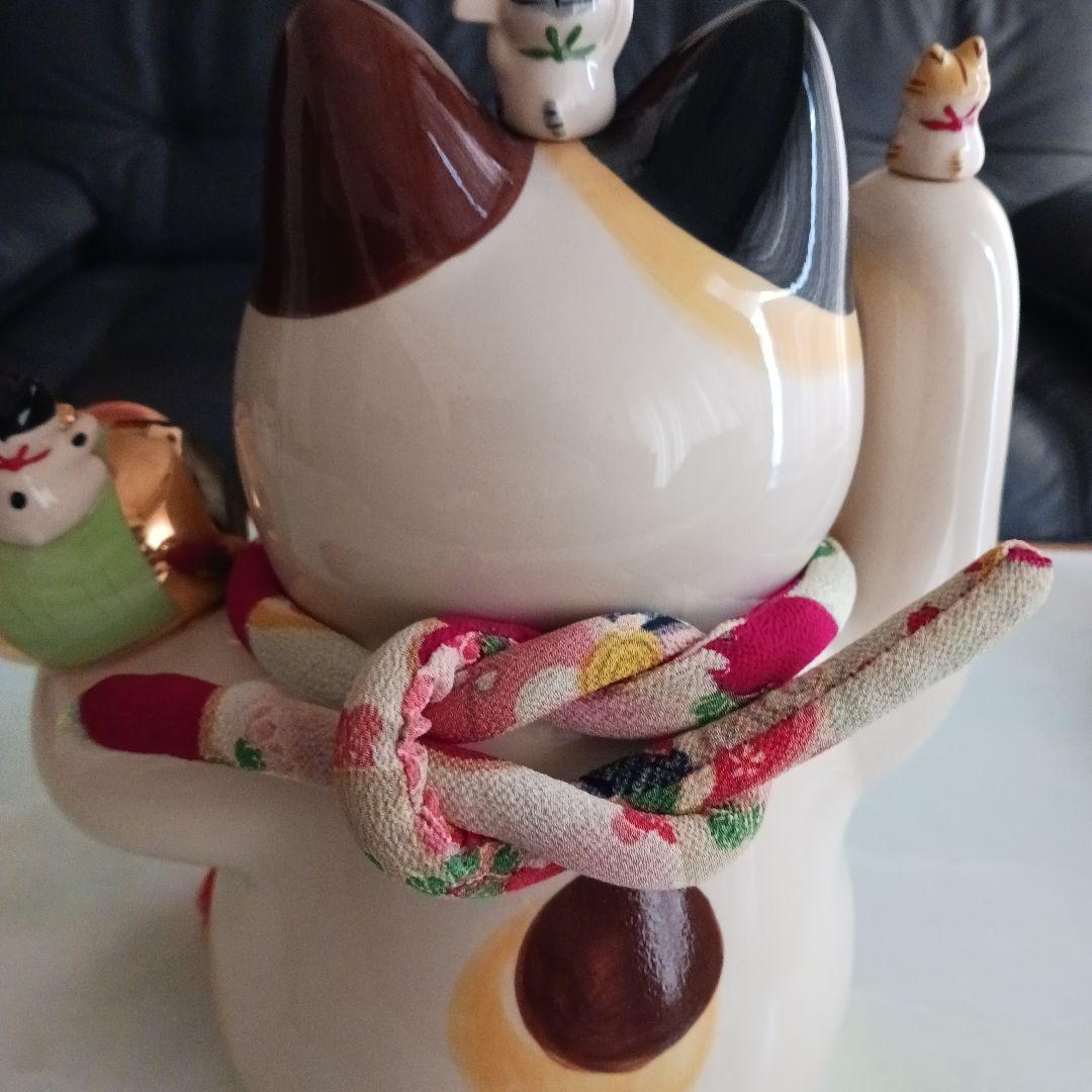 薬師窯 彩絵 招福大開運招き猫 (ちりめん 首輪.座布団付き) 置物